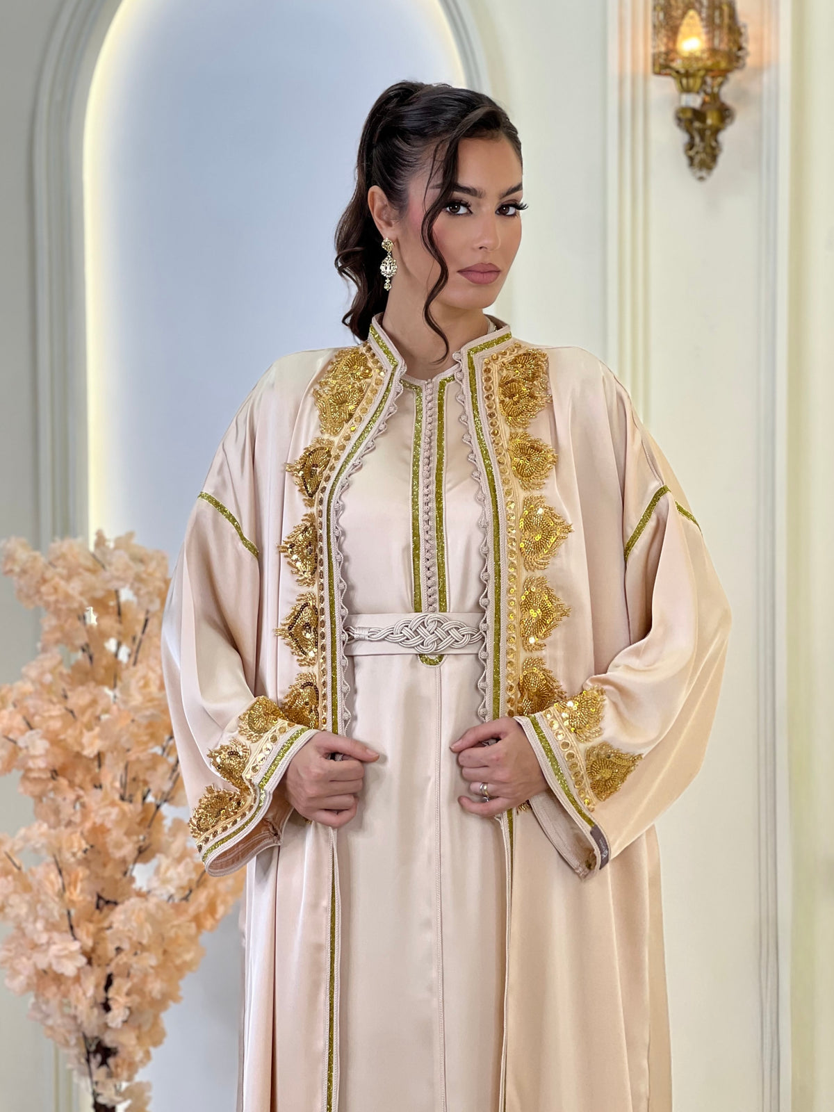 Anaïs Nude Beige, caftan marocain beige en drap de soie – vue 3 | Kaftan Elegance