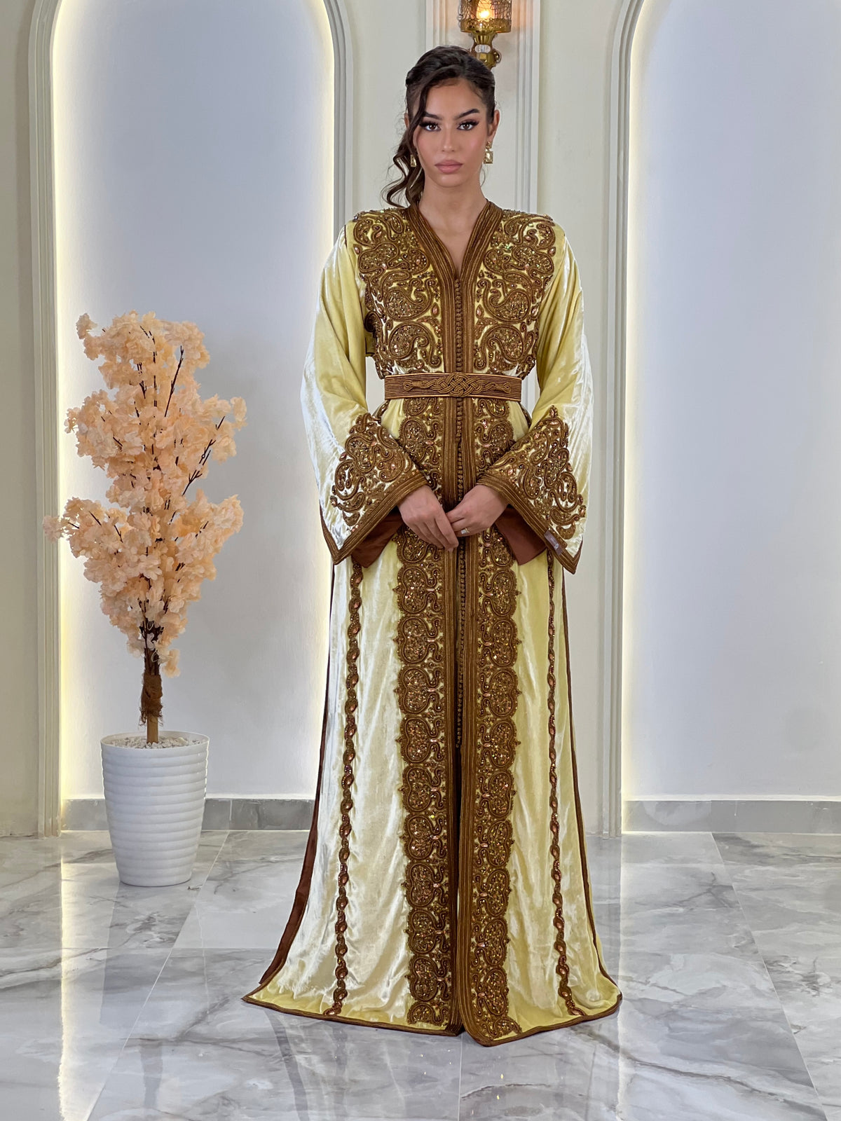 Perline Soft Lemon, lebsa marroquí de terciopelo – vista 5 | Kaftan Elegance