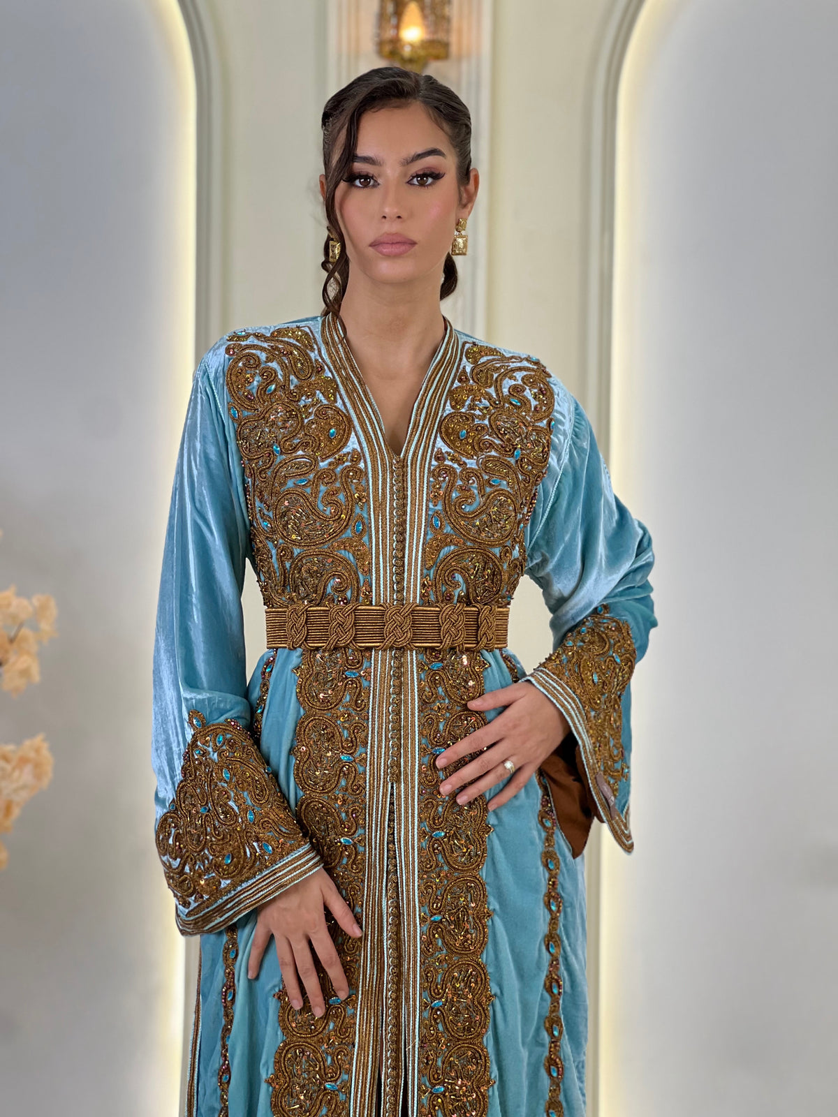 Perline Dusty Blue, lebsa marocaine bleue en velours – vue 4 | Kaftan Elegance