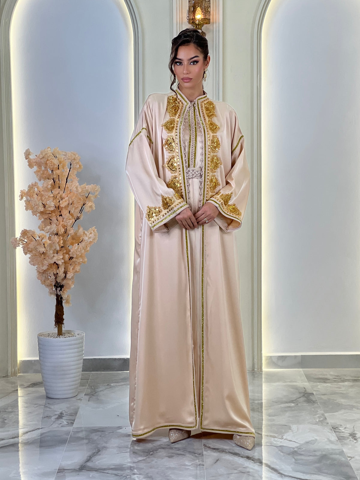 Anaïs Nude Beige, caftan marocain beige en drap de soie – vue 7 | Kaftan Elegance