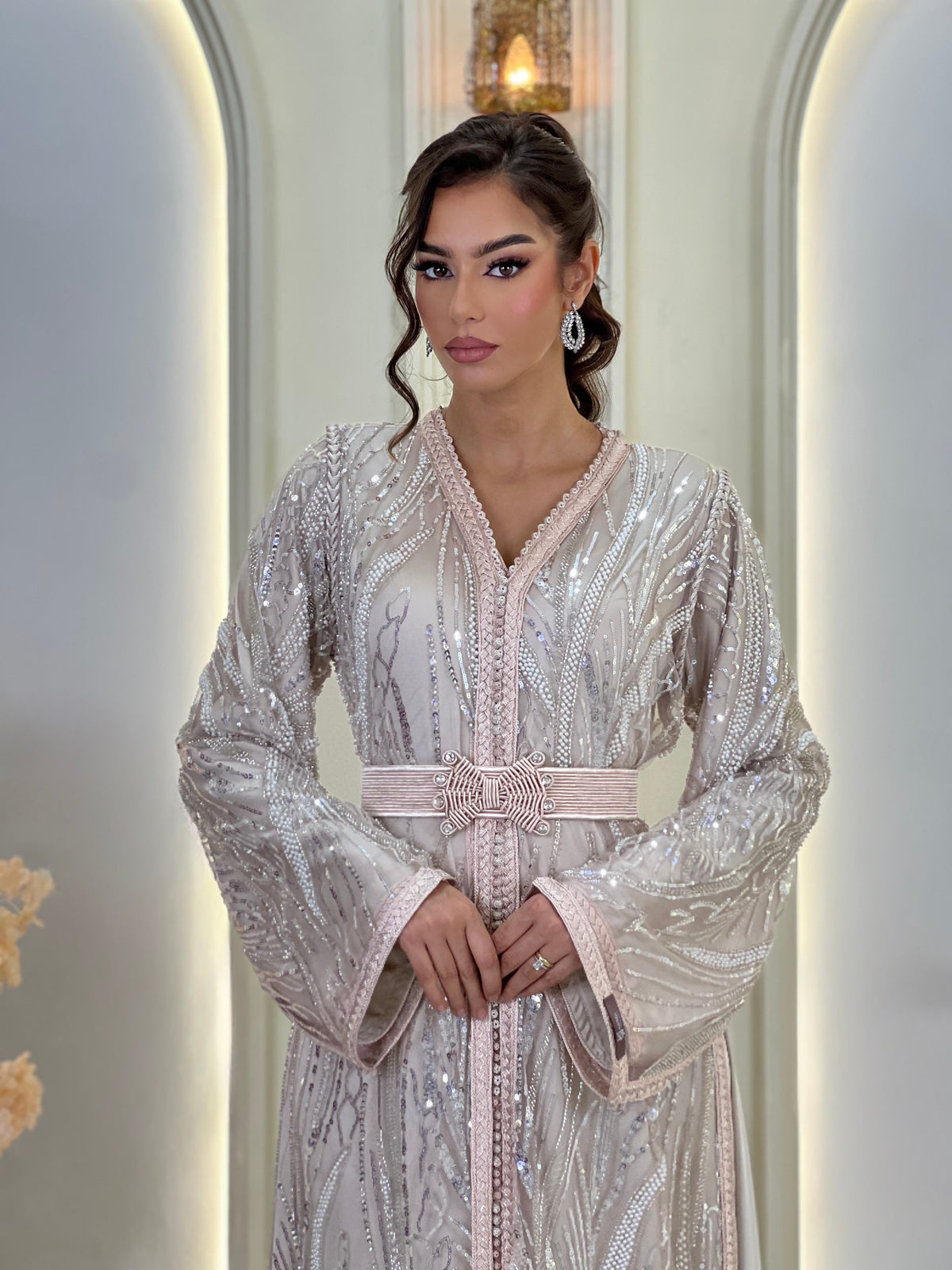 Flore Champagne, lebsa marroquí beige de gasa – vista 6 | Kaftan Elegance