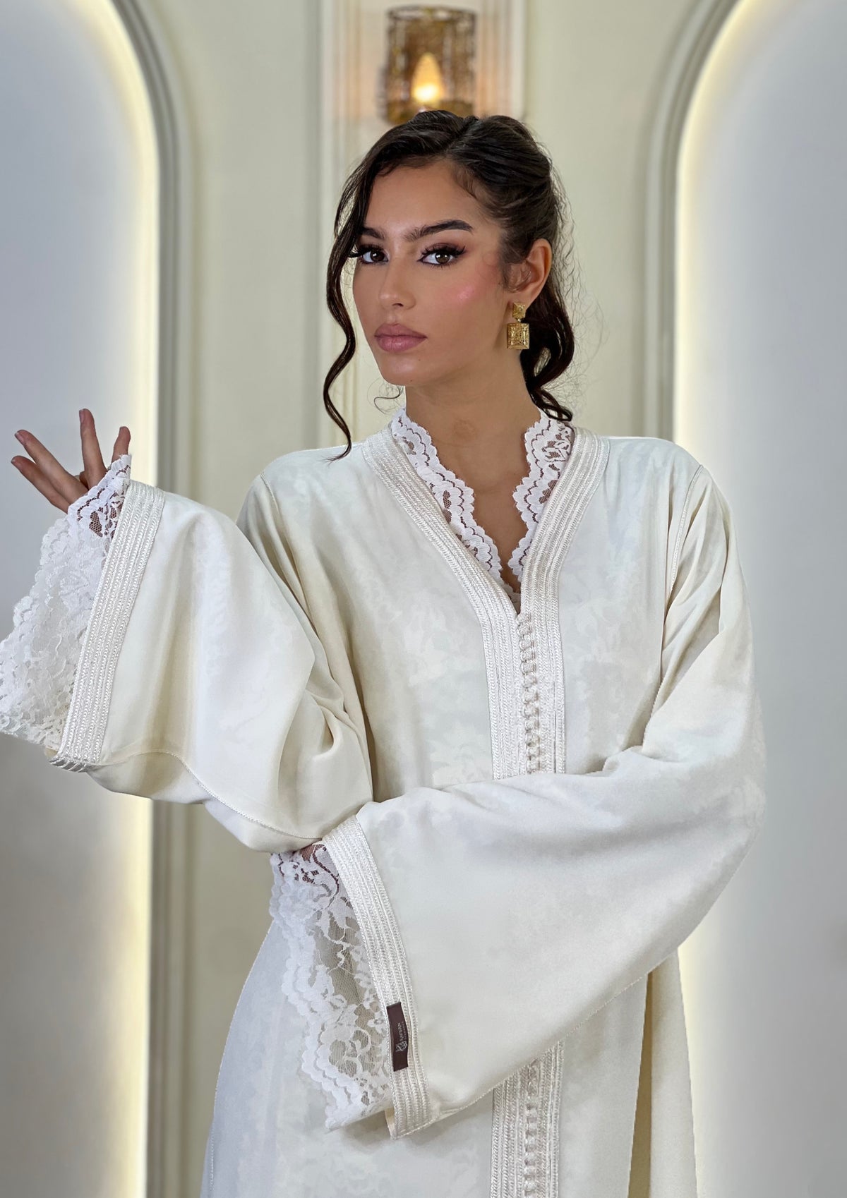 Ravellia White, lebsa marocaine blanche en crêpe – vue 2 | Kaftan Elegance