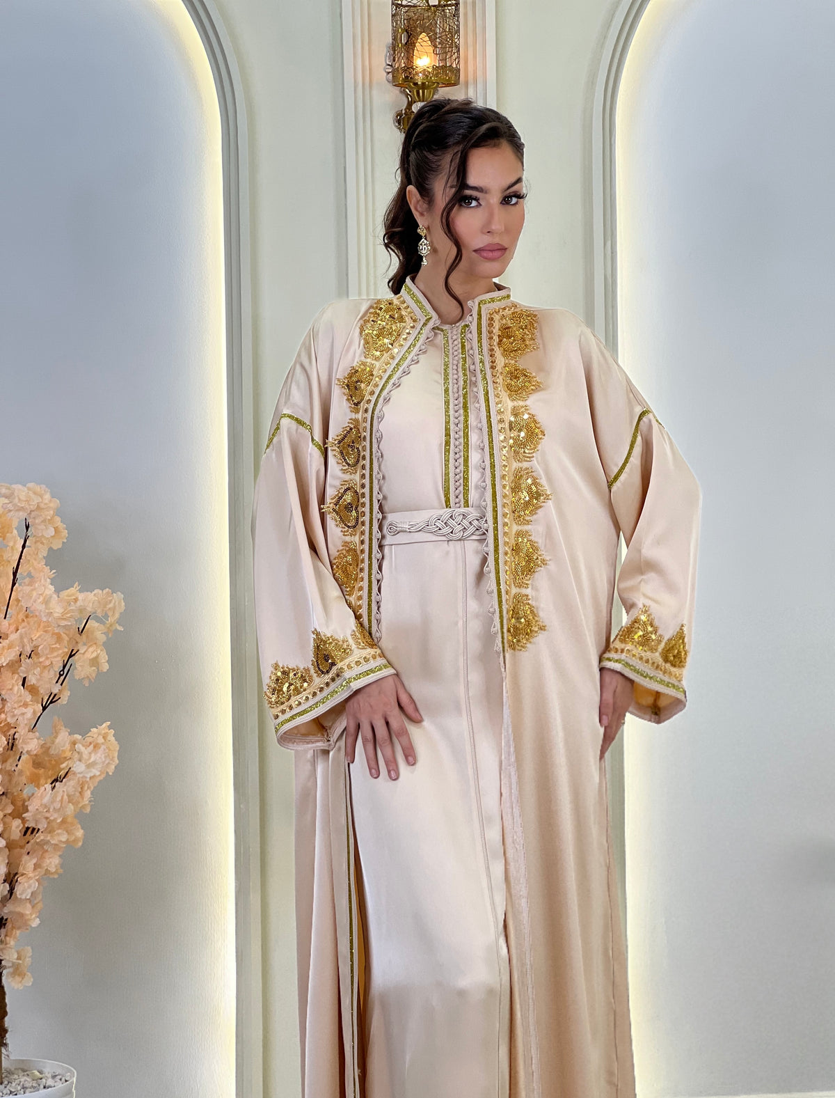 Anaïs Nude Beige, caftan marocain beige en drap de soie – vue 6 | Kaftan Elegance