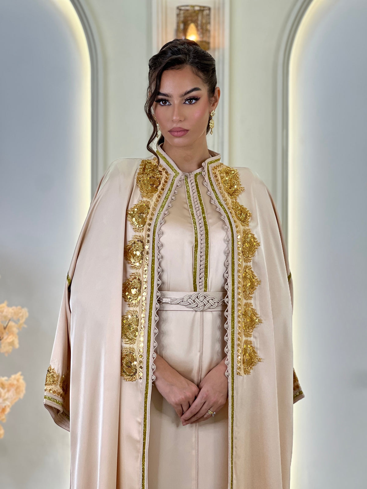 Anaïs Nude Beige, caftan marocain beige en drap de soie – vue 8 | Kaftan Elegance