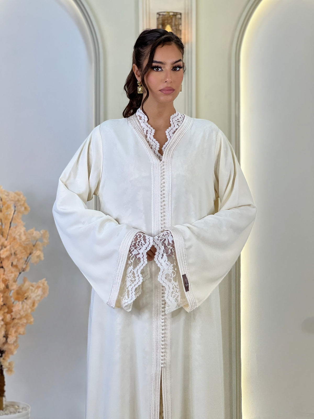 Ravellia White, lebsa marocaine blanche en crêpe – vue 6 | Kaftan Elegance