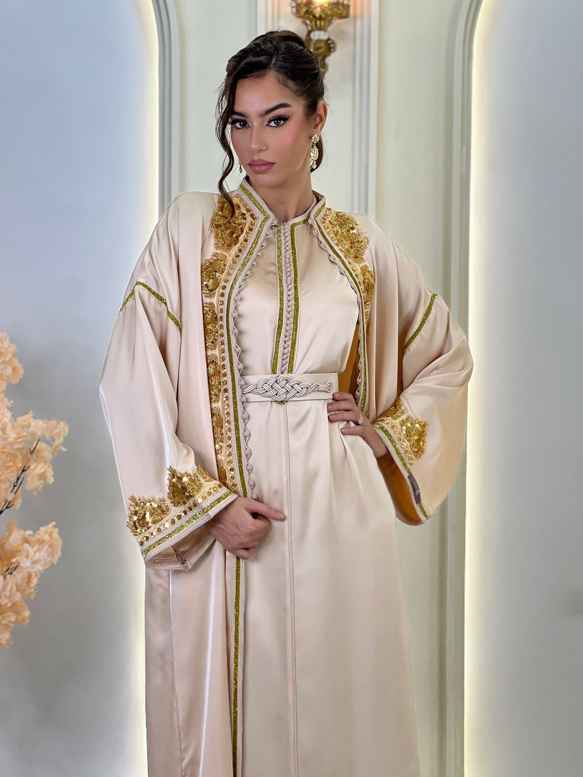 Anaïs Nude Beige, caftan marocain beige en drap de soie – vue 2 | Kaftan Elegance