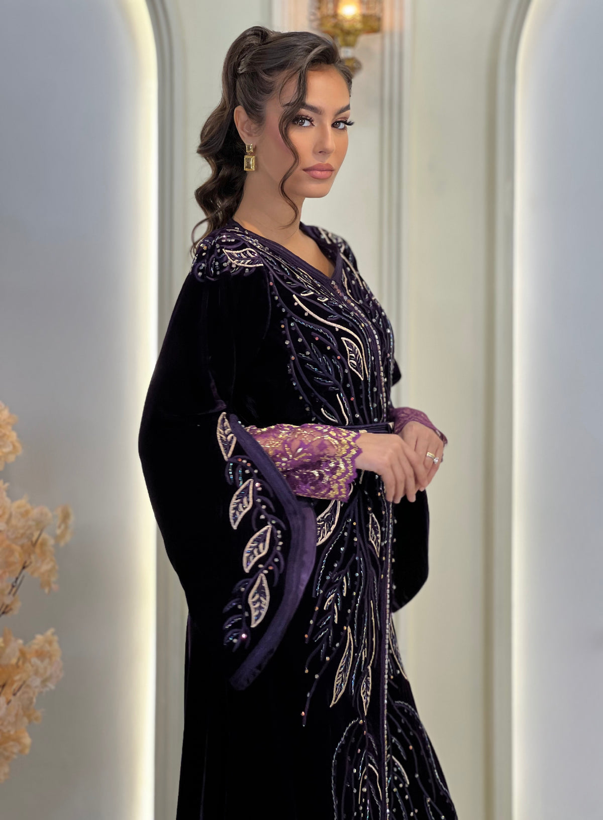 Laure Deep Royal Purple, caftán marroquí morado de brocado – vista 9 | Kaftan Elegance