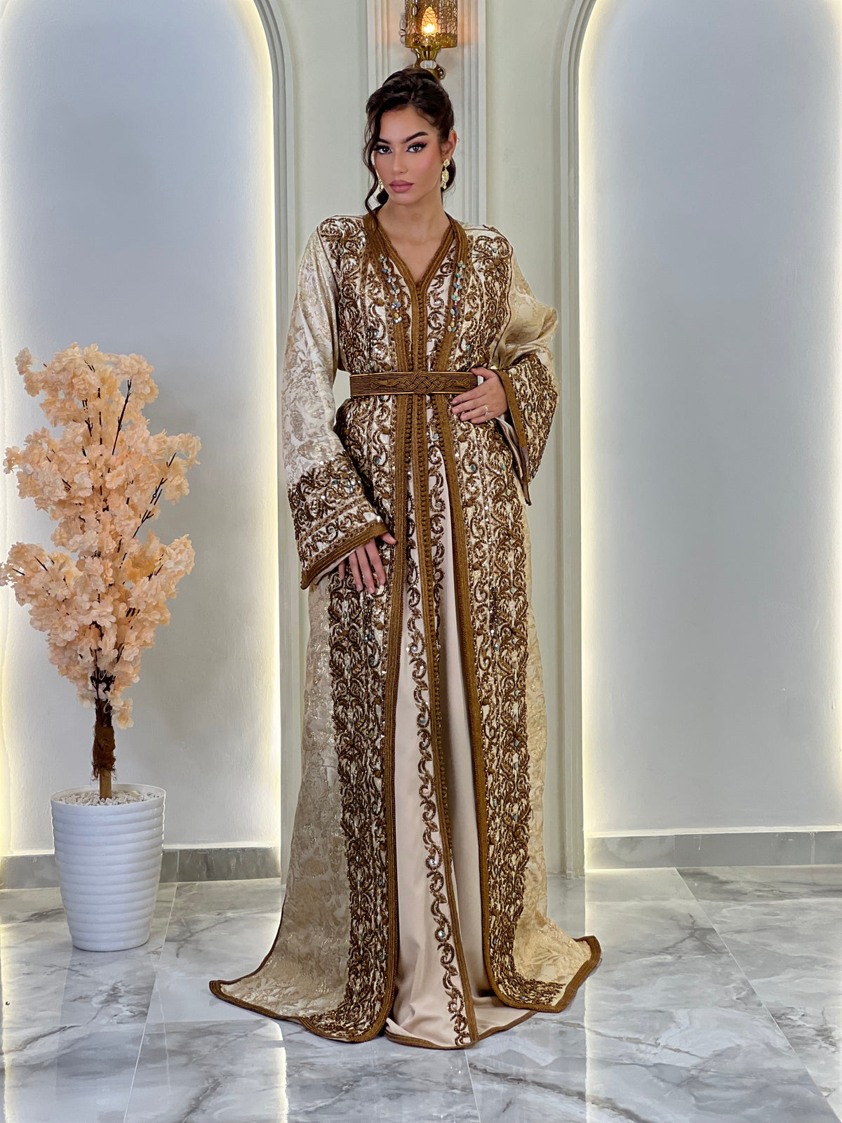 Lebsa Reine, lebsa marocaine en brocart – vue 8 | Kaftan Elegance