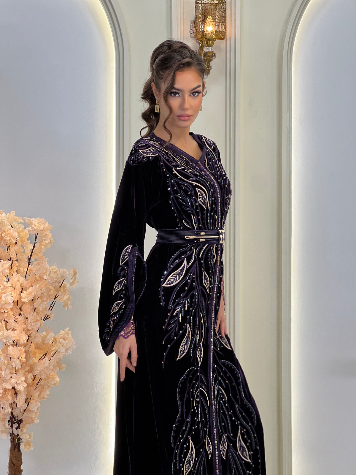 Laure Deep Royal Purple, caftán marroquí morado de brocado – vista 5 | Kaftan Elegance