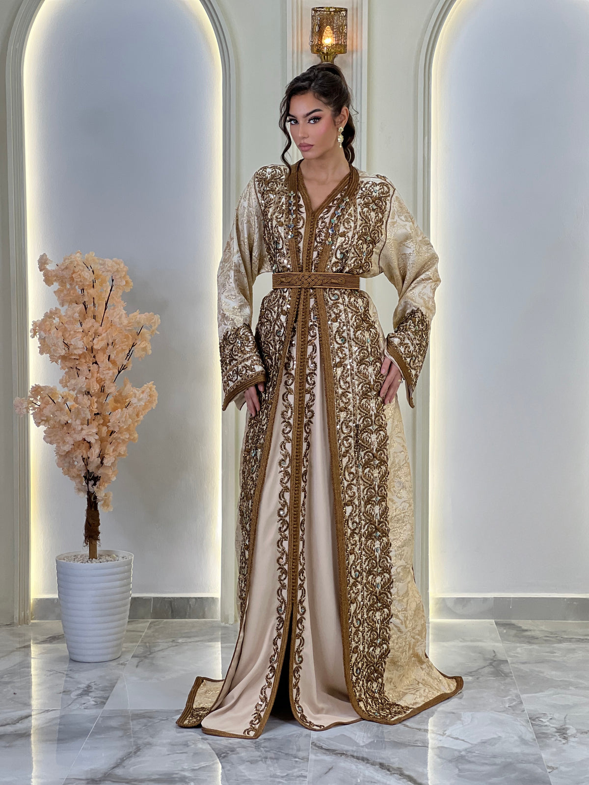 Lebsa Reine, lebsa marocaine en brocart – vue 7 | Kaftan Elegance