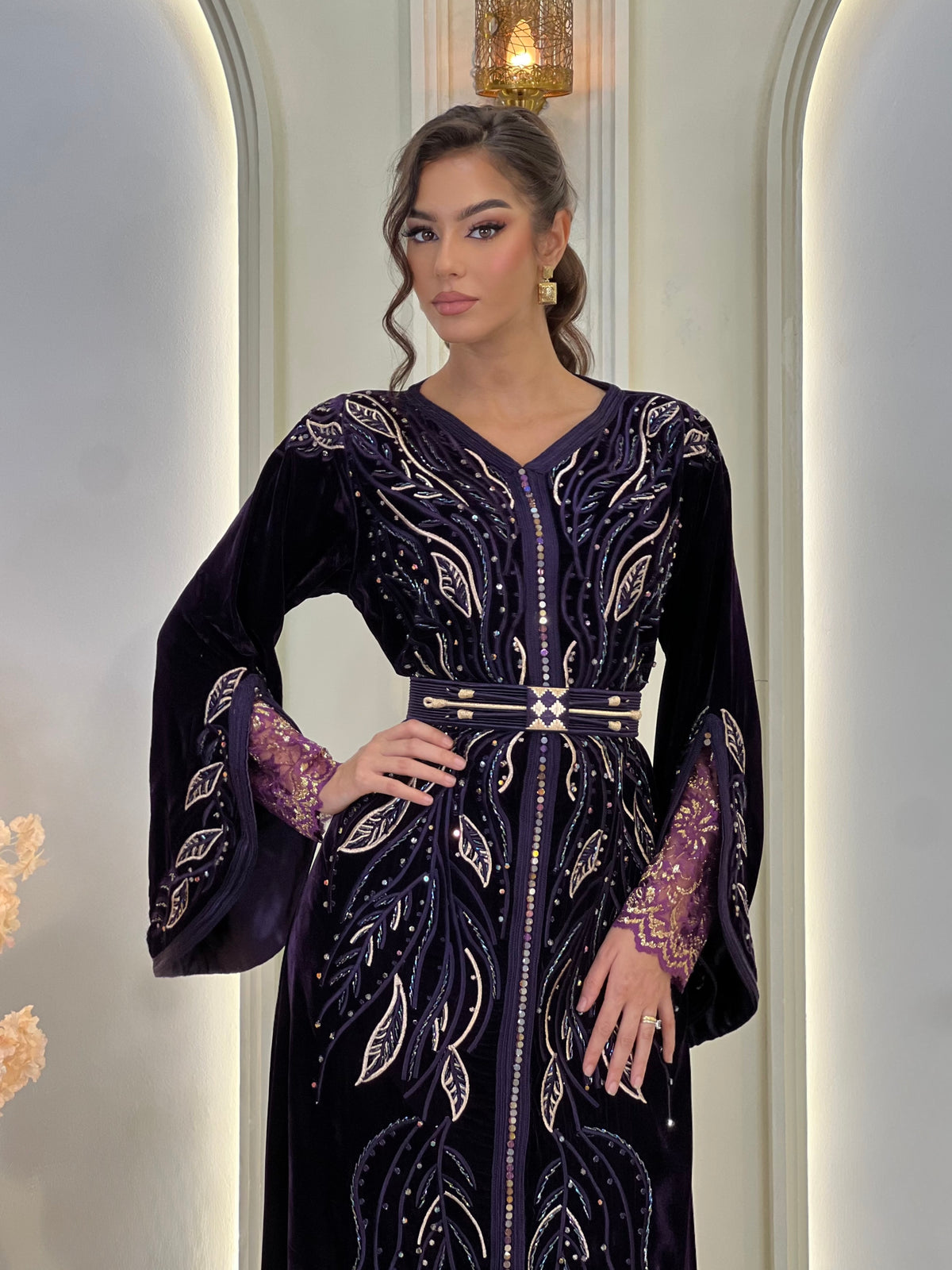 Laure Deep Royal Purple, caftán marroquí morado de brocado – vista 7 | Kaftan Elegance