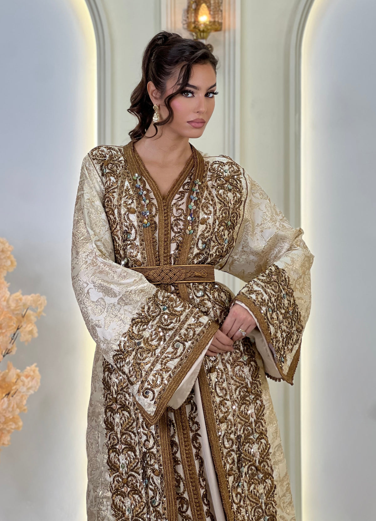 Lebsa Reine, lebsa marocaine en brocart – vue 9 | Kaftan Elegance