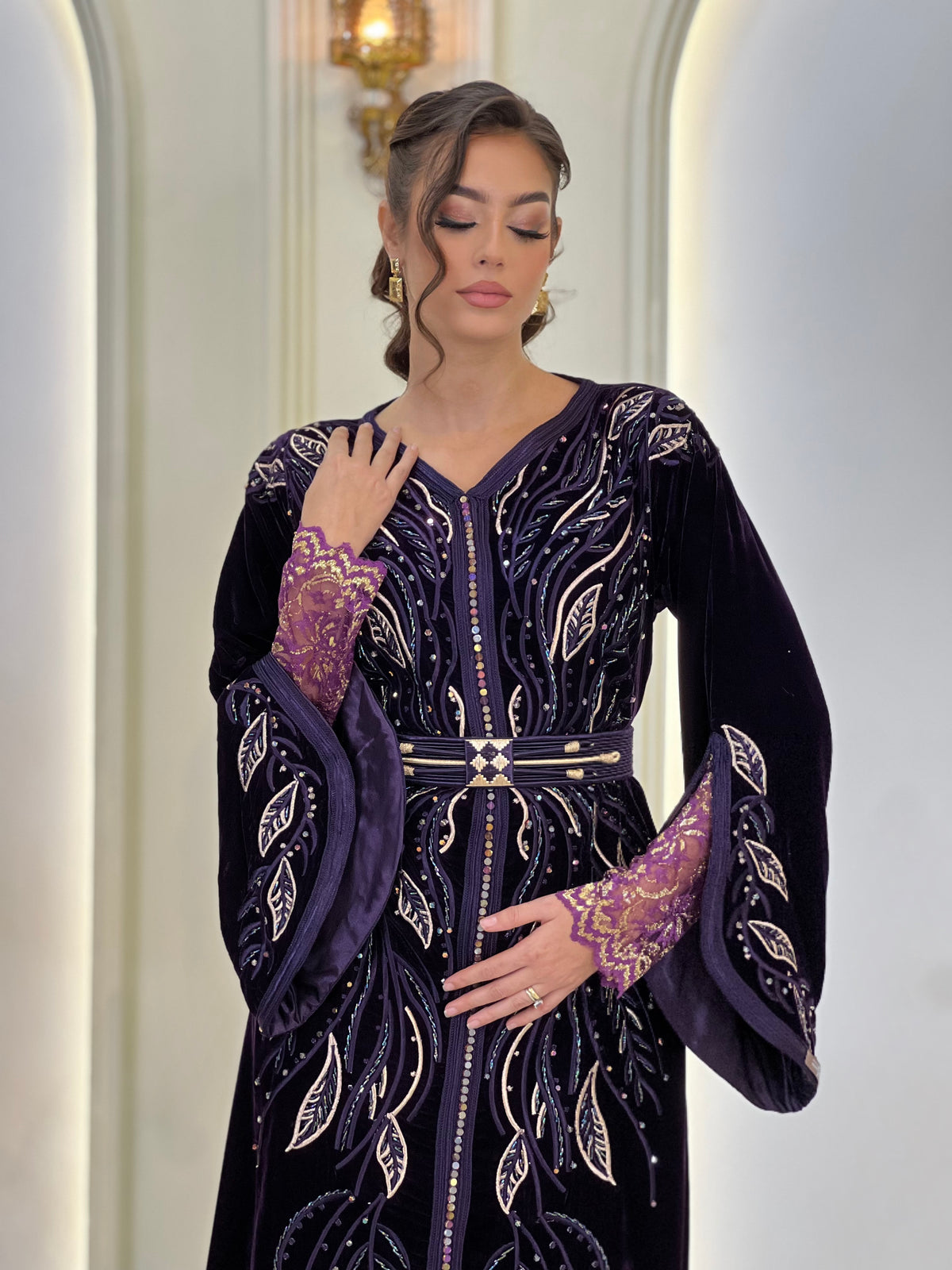 Laure Deep Royal Purple, caftán marroquí morado de brocado – vista 2 | Kaftan Elegance