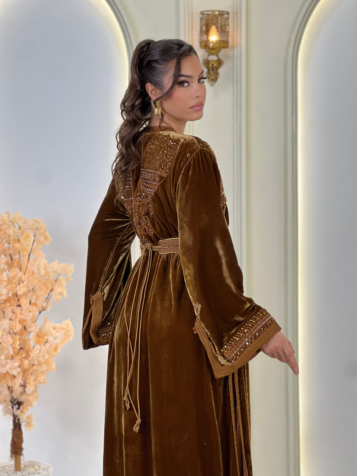 Orlissa Brown, lebsa marroquí marrón de terciopelo – vista 2 | Kaftan Elegance