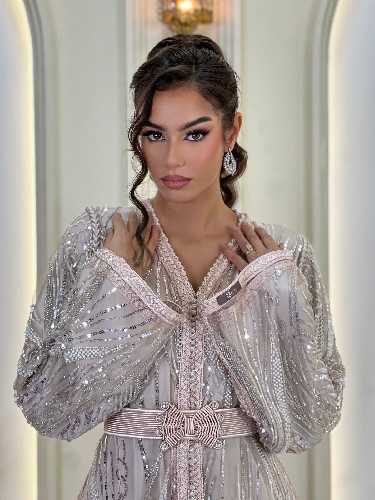 Flore Champagne, lebsa marroquí beige de gasa – vista 2 | Kaftan Elegance