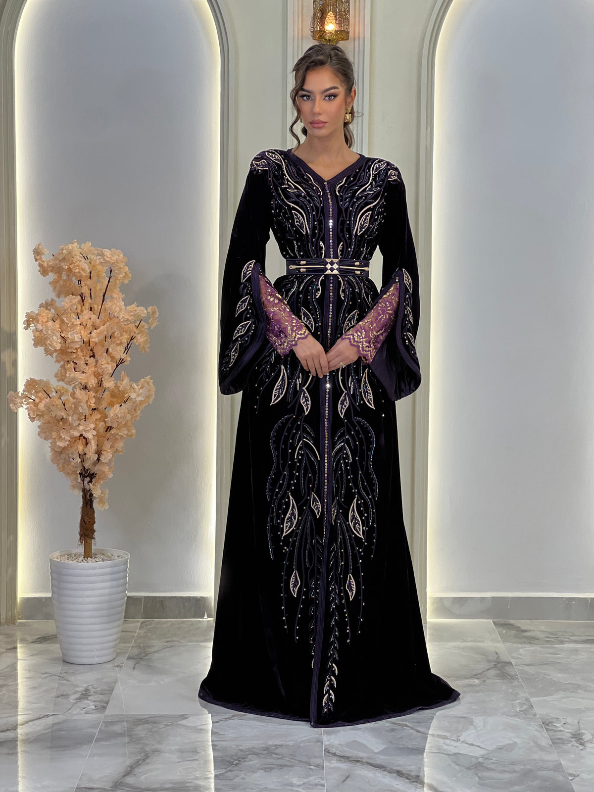 Laure Deep Royal Purple, caftán marroquí morado de brocado – vista 6 | Kaftan Elegance