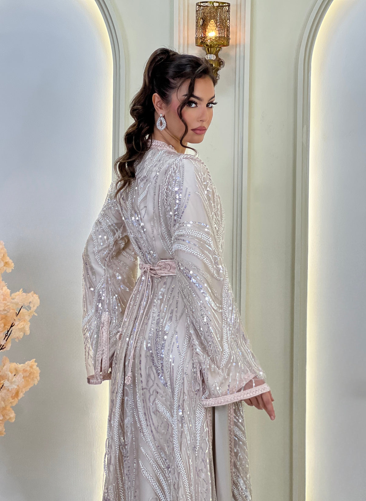 Flore Champagne, lebsa marroquí beige de gasa – vista 4 | Kaftan Elegance