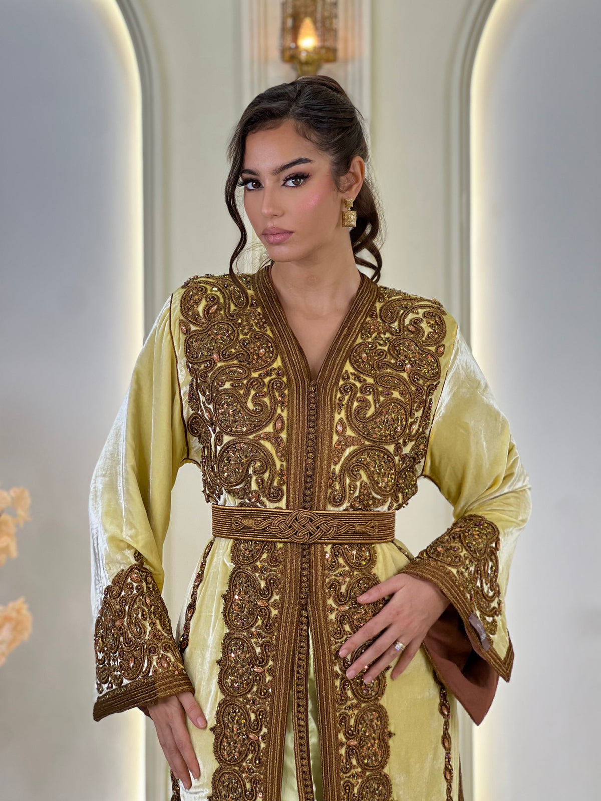 Perline Soft Lemon, lebsa marroquí de terciopelo – vista 4 | Kaftan Elegance