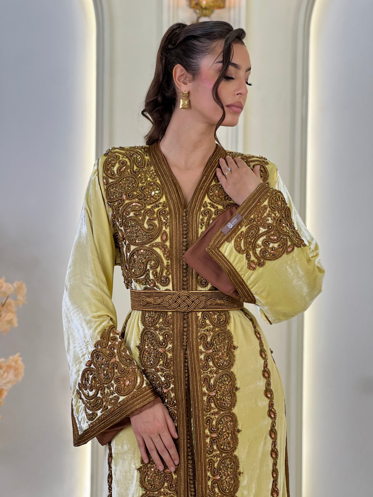 Perline Soft Lemon, lebsa marroquí de terciopelo – vista 2 | Kaftan Elegance