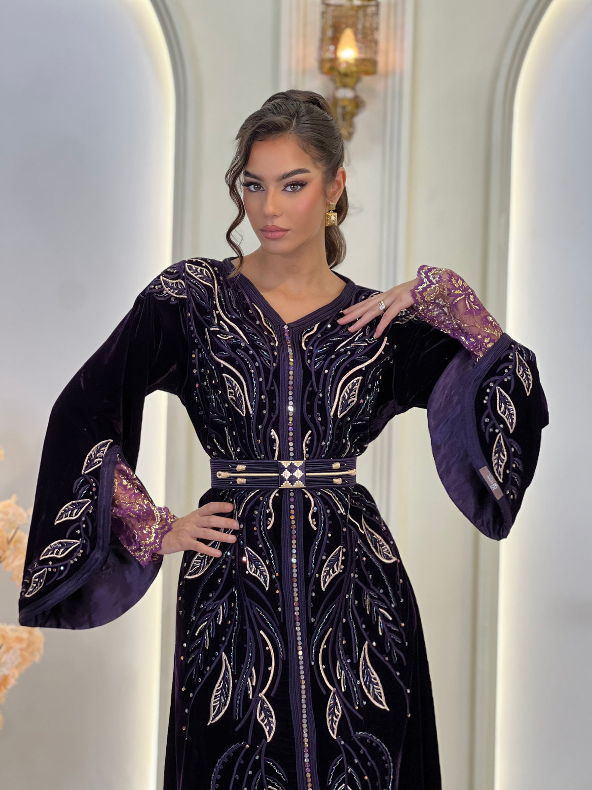 Laure Deep Royal Purple, caftán marroquí morado de brocado – vista 4 | Kaftan Elegance
