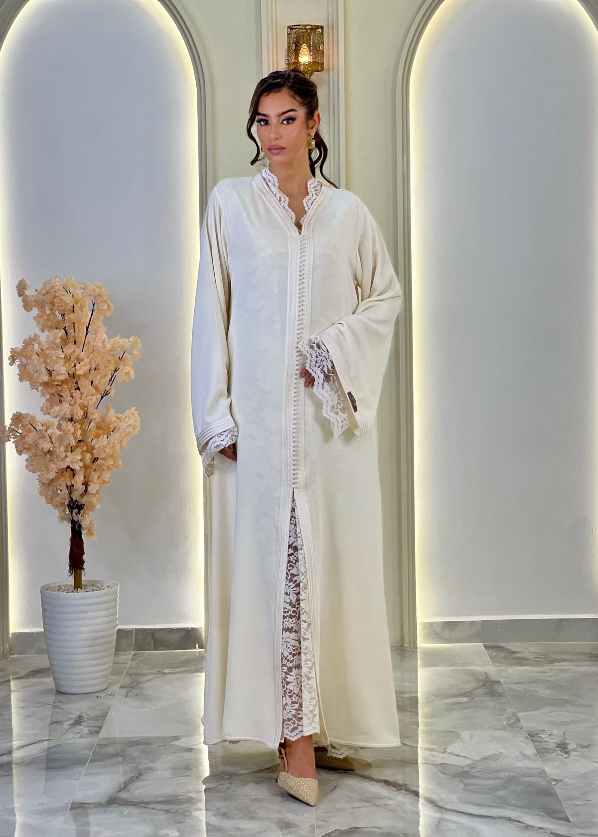 Ravellia White, lebsa marocaine blanche en crêpe – vue 5 | Kaftan Elegance