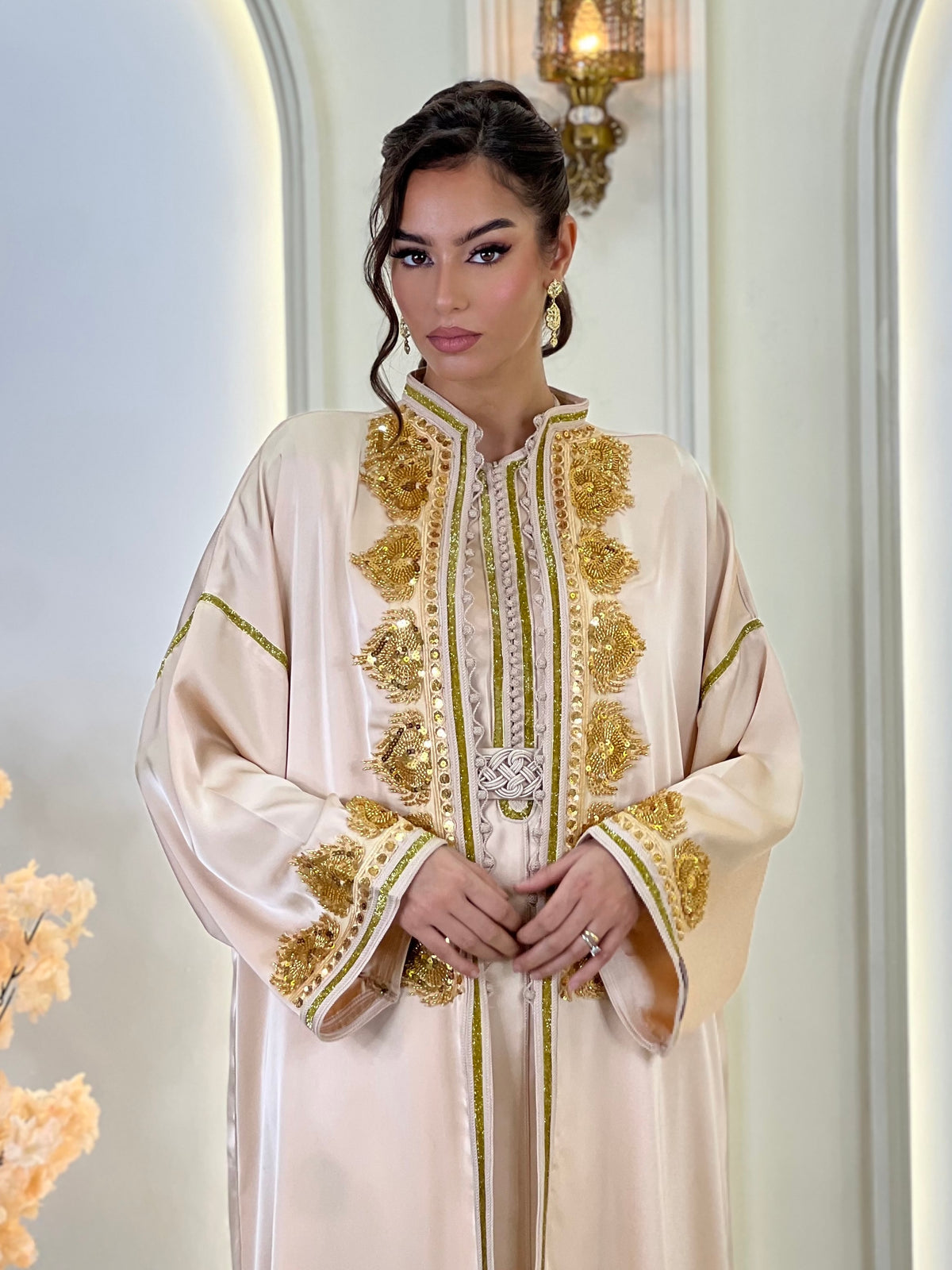 Anaïs Nude Beige, caftan marocain beige en drap de soie | Kaftan Elegance