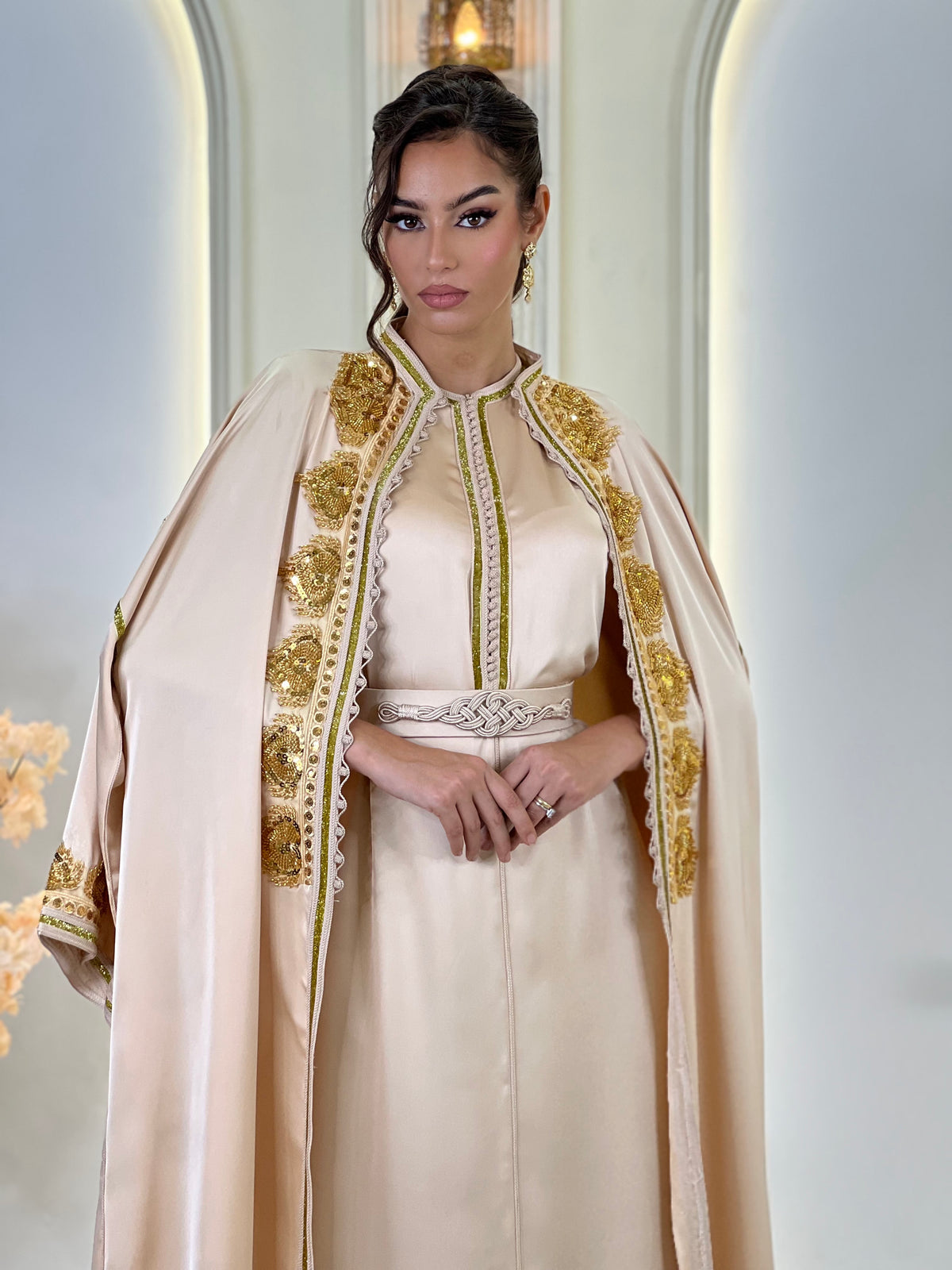 Anaïs Nude Beige, caftan marocain beige en drap de soie – vue 5 | Kaftan Elegance