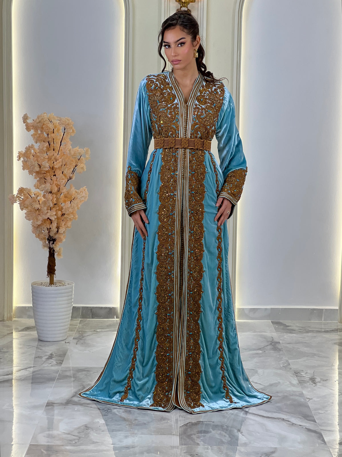 Perline Dusty Blue, lebsa marocaine bleue en velours – vue 5 | Kaftan Elegance