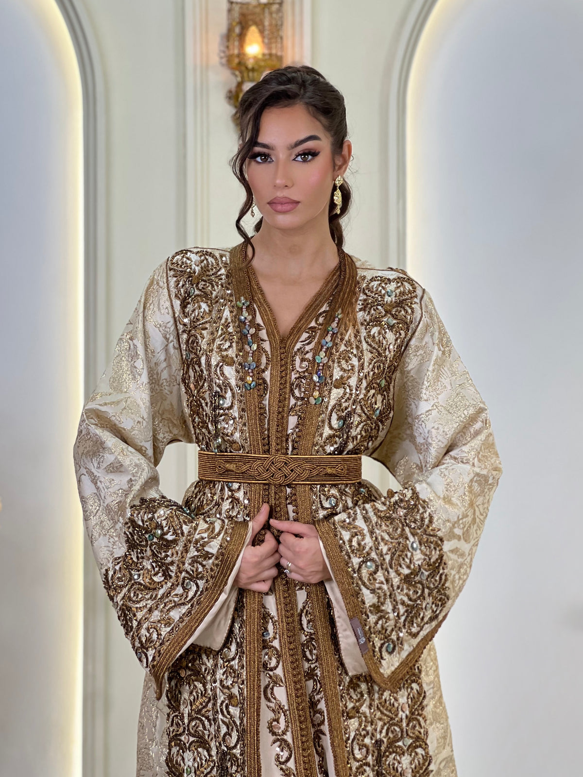 Lebsa Reine, lebsa marocaine en brocart – vue 4 | Kaftan Elegance
