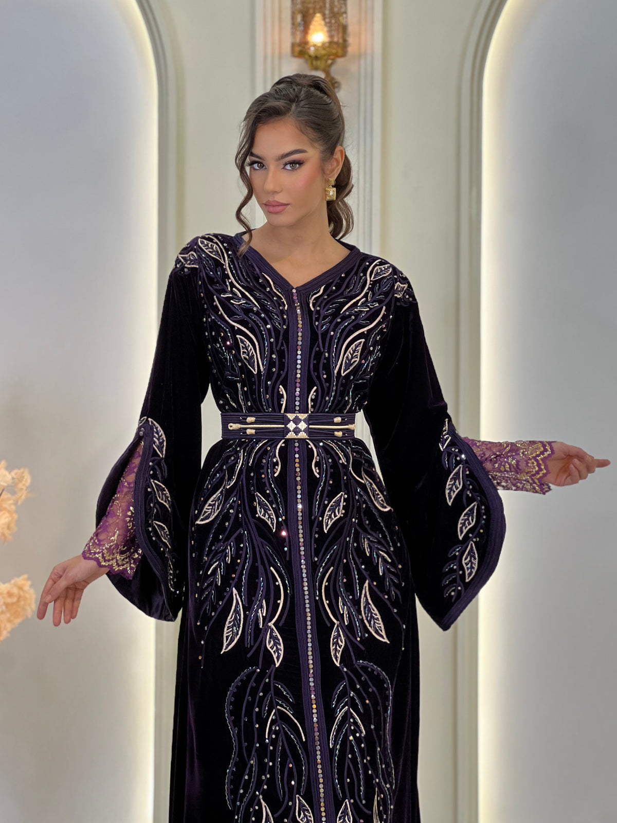 Laure Deep Royal Purple, caftán marroquí morado de brocado – vista 8 | Kaftan Elegance