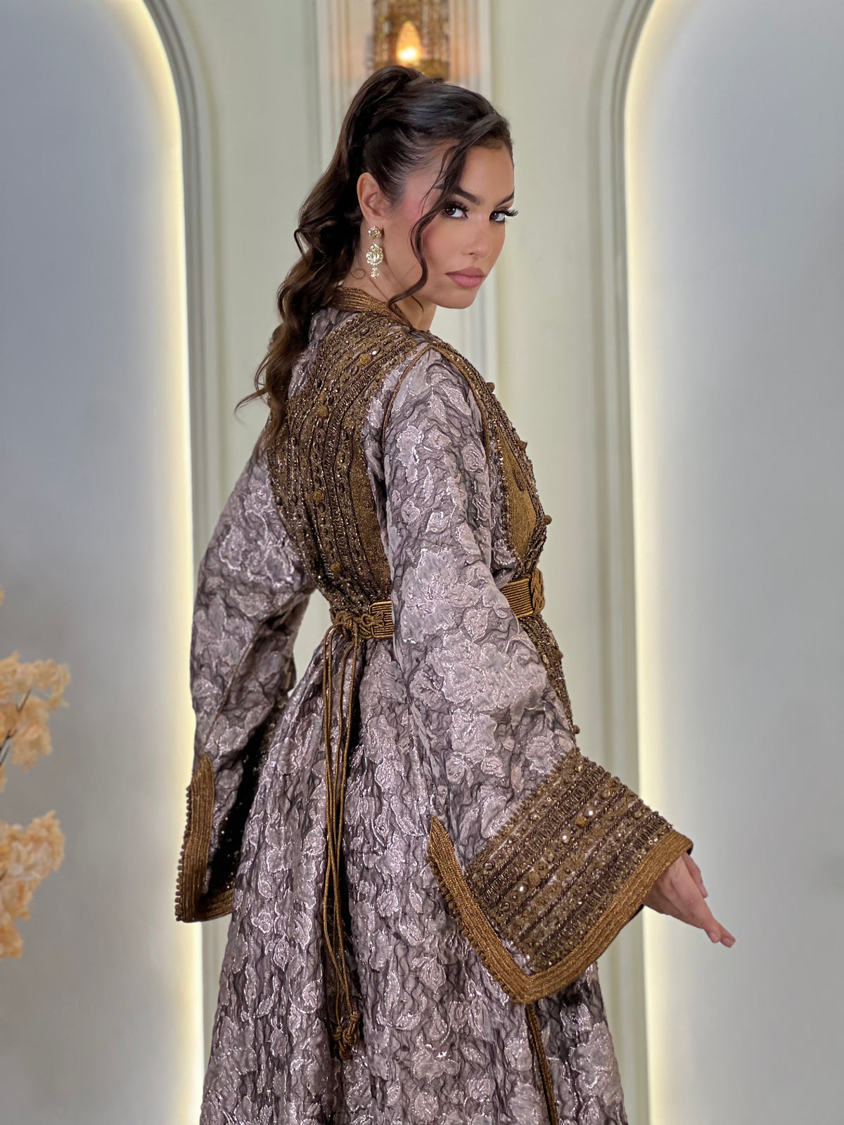 Lebsa Yelina, lebsa marroquí de brocado – vista 2 | Kaftan Elegance