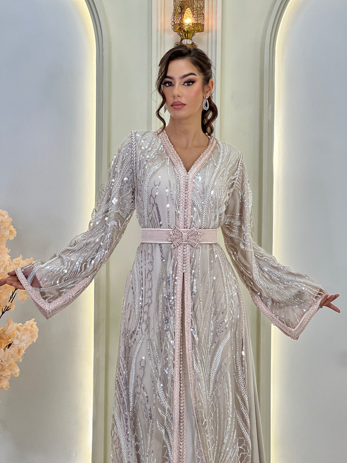 Flore Champagne, lebsa marroquí beige de gasa – vista 7 | Kaftan Elegance