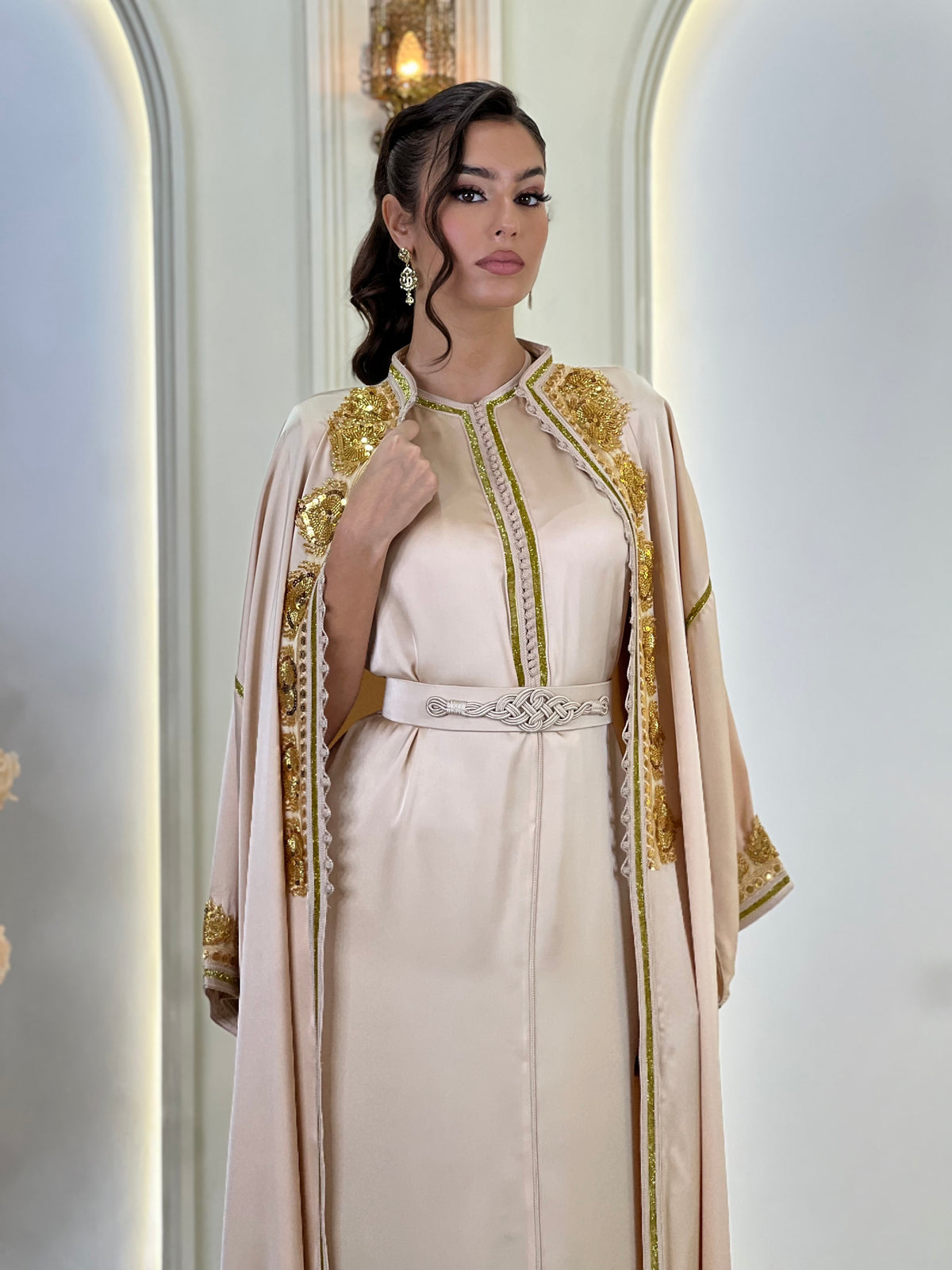 Anaïs Nude Beige, caftan marocain beige en drap de soie – vue 4 | Kaftan Elegance