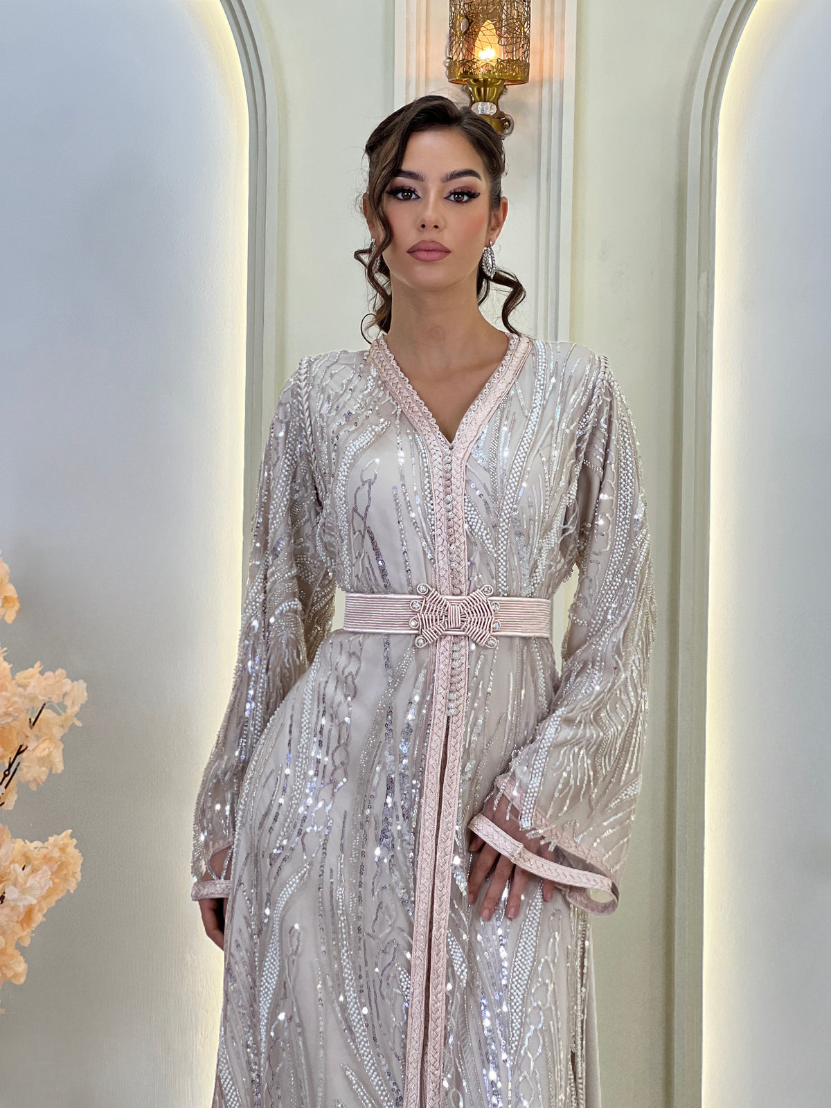 Flore Champagne, lebsa marroquí beige de gasa – vista 5 | Kaftan Elegance