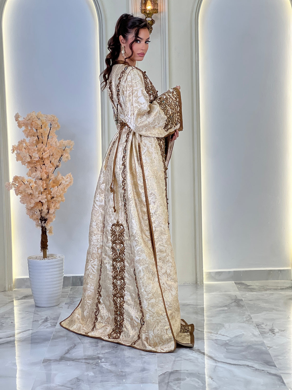 Lebsa Reine, lebsa marocaine en brocart – vue 3 | Kaftan Elegance