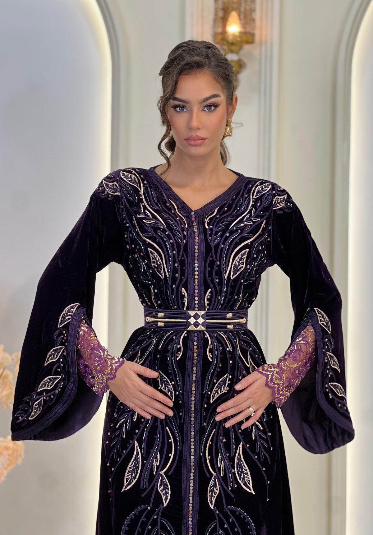 Laure Deep Royal Purple, caftán marroquí morado de brocado – vista 3 | Kaftan Elegance